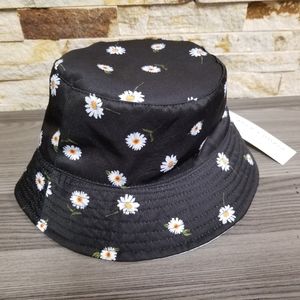 New Alice + Olivia Reversible Bucket Hat Daisy Print